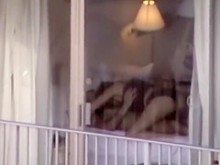 se acerca al sexo en una habitación de hotel