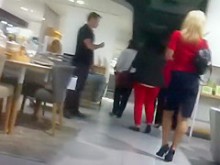 Milf de piernas largas en la tienda de muebles