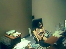Pillando a la secretaria metiéndose los dedos en el coño