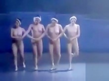 Hermosas chicas de ballet desnudas bailan maravillosamente