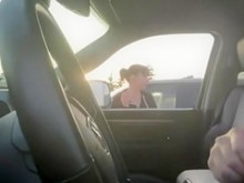 Mujer del estacionamiento fuma y lo mira masturbarse