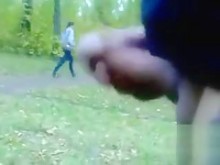 Masturbándose en el parque local con un par de mujeres