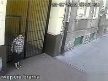 Señora mayor orinando en la calle