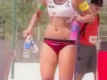Lindos jugadores de voleibol de playa con grandes cuerpos.