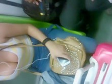 Grandes tetas naturales escote en el metro