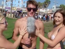 Estudiante desagradable mayor de 18 años agarra las tetas de las californianas