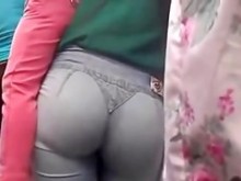 Gran botín perfecto en jeans azules conseguido en un video callejero sincero