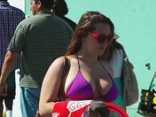 Calle franca de una chica sexy con un ajustado bikini morado
