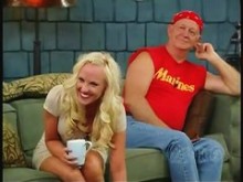 Tomas de la falda levantada de una rubia caliente durante un programa de entrevistas en la televisión