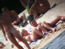 Nena madura desnuda capturada en una playa nudista