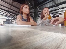 jugando exuberante en público