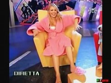Una sexy rubia luce sus pies en un programa de televisión