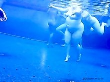 Video de cámara de un grupo de personas desnudas en la piscina.