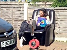 Vecina embarazada lavando auto (no desnuda)