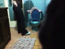 Chica en la cara del baño y de regreso a la cámara de orina en funcionamiento