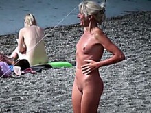 Coqueteo en la playa desnuda