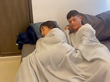 Le pido a mi madrastra MILF que comparta cama como excusa para follarla duro y correrme sobre ella.