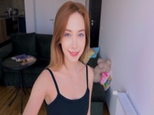Linda asistente de ventas a la que se le permite probar la muñeca sexual Tantaly y su culo