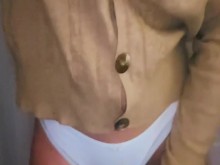 Escucho a mi compañero de cuarto teniendo sexo en la habitación de al lado y me masturbo.