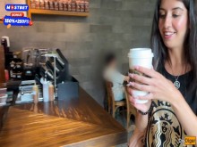 Mamada en un Baño Público Starbucks y Cumwalk - Ella bebe café con semen en la cara entre la gente