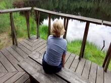 Encuentro un hermoso lago escondido en el bosque y me pone cachonda debo hacerlo ahí